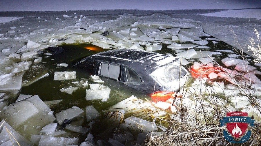 Porsche Cayenne wpadło do wody, gdy załamał się lód. Fot. Facebook / Alarmowy Łowicz.