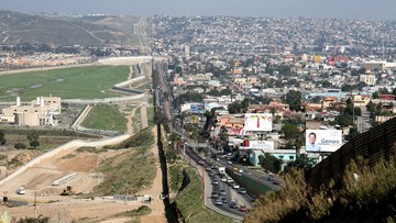 18 mld dolarów - tyle na budowę muru na granicy z Meksykiem chce wydać Biały Dom. 1600 km zapór, zasieków i murów