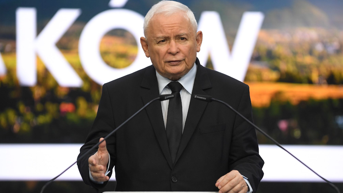 J. Kaczyński pokazuje notatkę o D. Tusku. Dotyczy rozmowy z kanclerz Niemiec