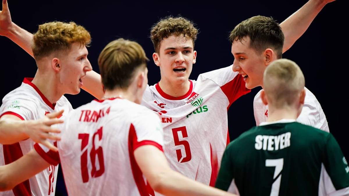 Drużyna polskich siatkarzy świętuje zwycięstwo, wszyscy gracze patrzą na siebie, entuzjastyczni.