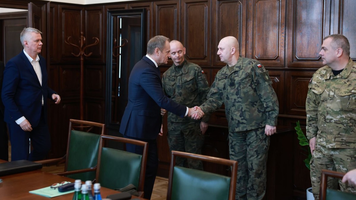 Spotkanie premiera Donalda Tuska z dowódcami wojska i szefami służb