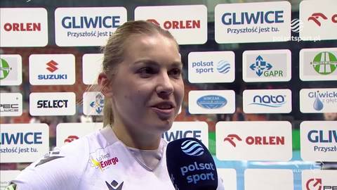 Daria Szynkaruk w wywiadzie przed ścianą sponsor&oacute;w z logo Gliwic.