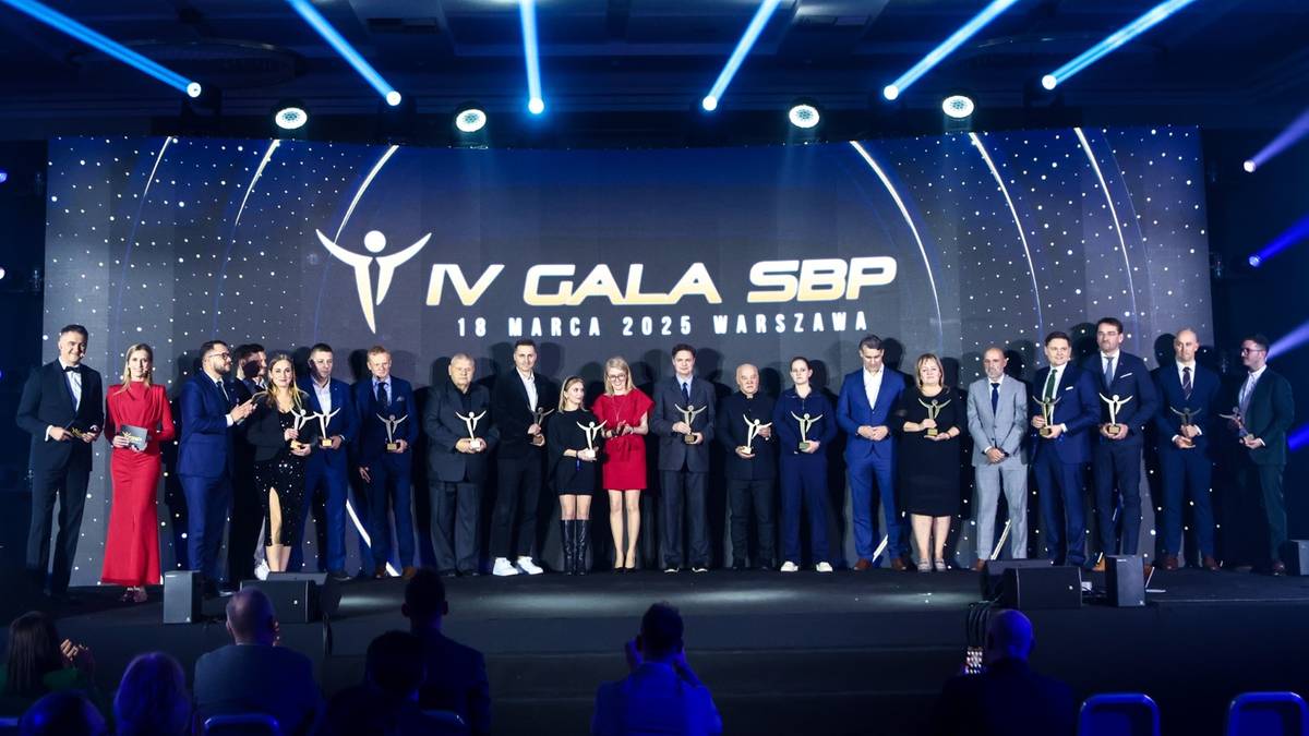 Grupa os&oacute;b na scenie podczas gali V Gala Sport Biznes Polska, na ekranie widnieje logo i nazwa wydarzenia.