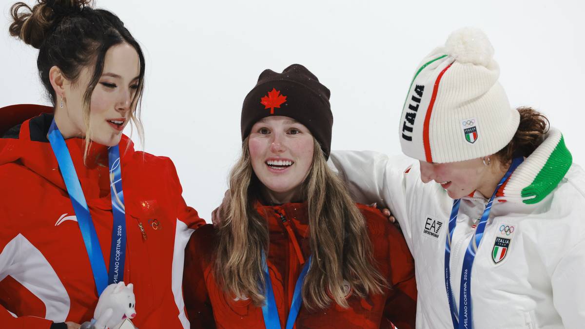 Trzy zawodniczki sport&oacute;w zimowych na podium, jedna z Kanady ze złotym medalem, druga z Chin ze srebrnym medalem, trzecia z Włoch z brązowym medalem.