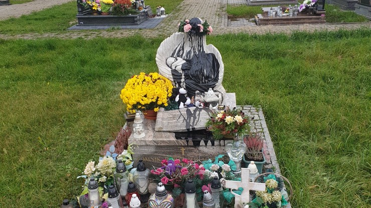 Zdewastowano pomnik dzieci nienarodzonych na cmentarzu w Brzezówce
