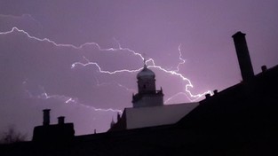 27.03.2021 07:00 Front wędruje nad Polską i przynosi zróżnicowaną pogodę. Od krupy śnieżnej przez burze aż po 20 stopni