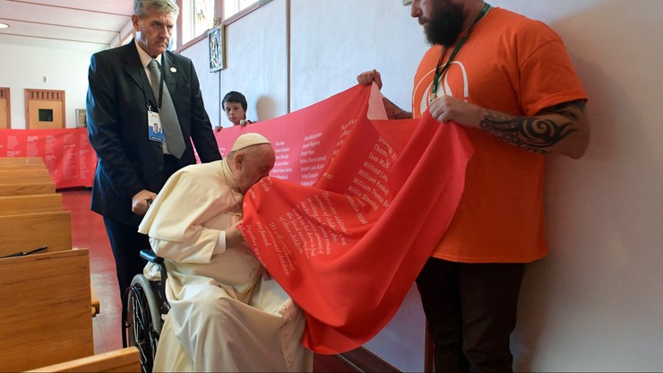Kanada. Papież ucałował transparent z nazwiskami dzieci, które zmarły w przymusowych szkołach
