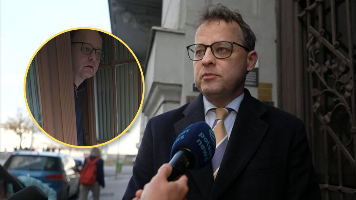 Mężczyzna w okularach i garniturze udziela wywiadu dziennikarzowi. W lewym g&oacute;rnym rogu znajduje się mniejsze zdjęcie tego samego mężczyzny wyłaniającego się zza drzwi.