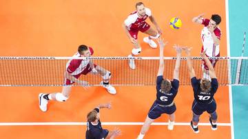 Siatkarze rywalizujący przy siatce podczas meczu.