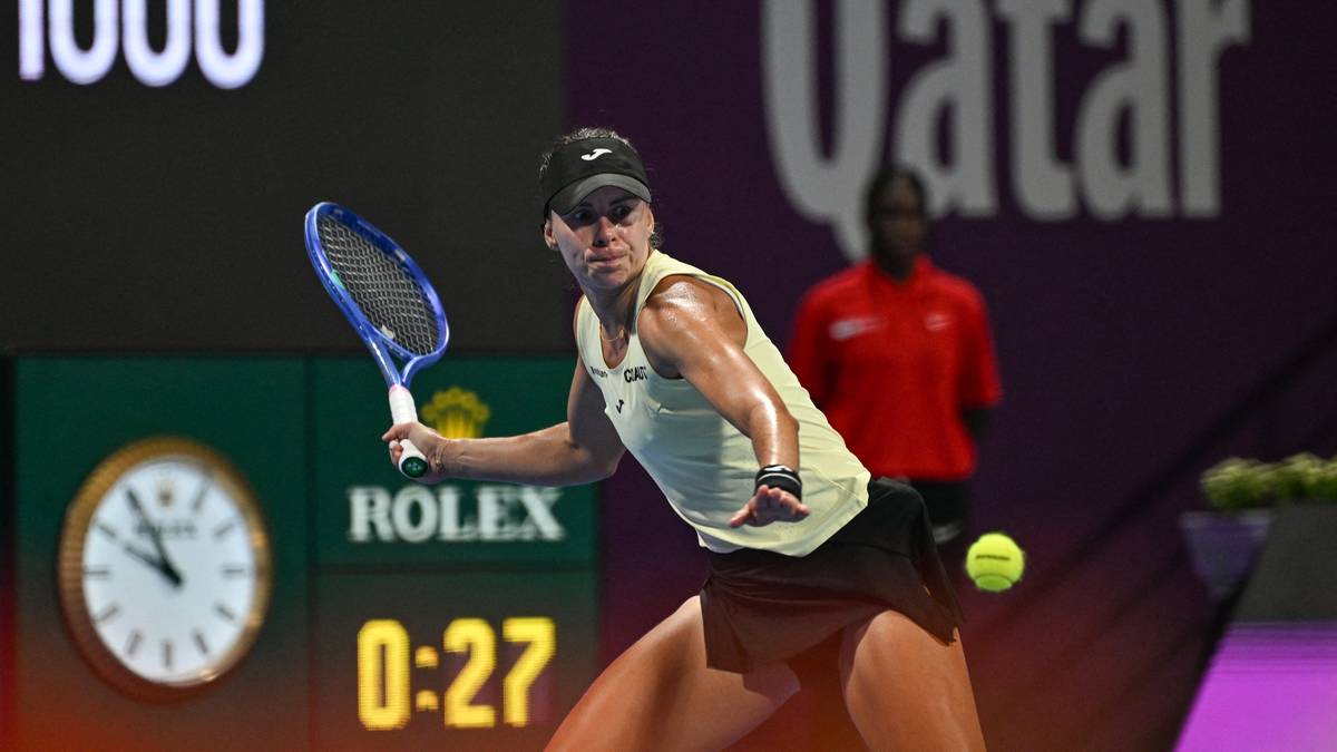 Tenisistka Magda Linette podczas meczu, wykonująca forhend.