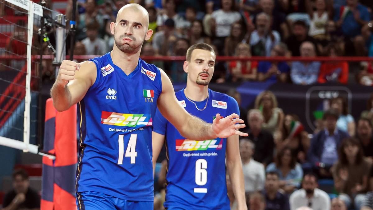 Dwóch siatkarzy reprezentacji Włoch na boisku.