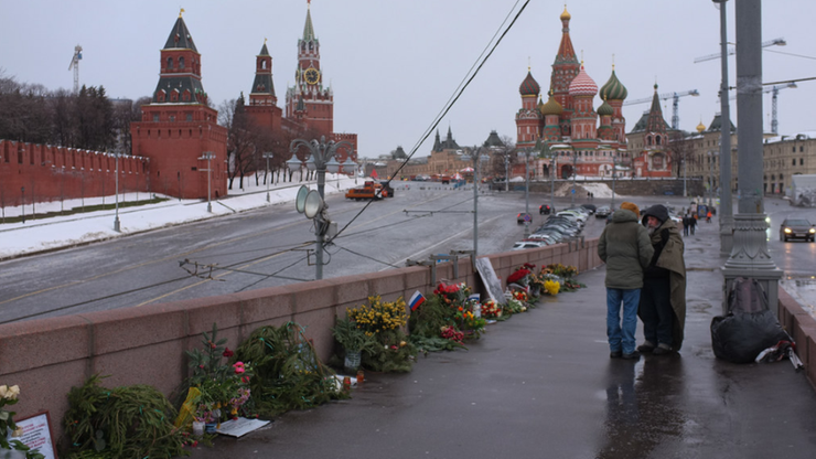 Z miejsca zabójstwa Niemcowa usunięto kwiaty, policja ograniczyła dostęp