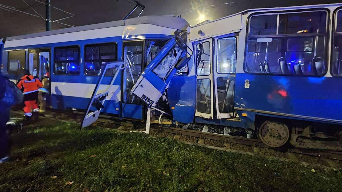 Dwa tramwaje zderzyły się, jeden z nich ma wyrwane drzwi i uszkodzony przód.