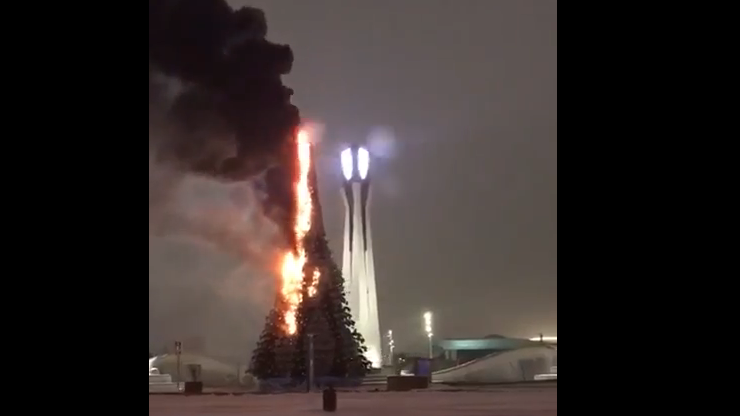 W Astanie spłonęła choinka bożonarodzeniowa. Akcja strażaków trwała 6,5 godziny