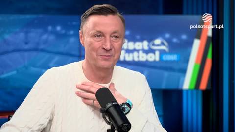 Tomasz Hajto w studiu telewizyjnym, siedzi przy mikrofonie, gestykuluje prawą ręką na piersi.