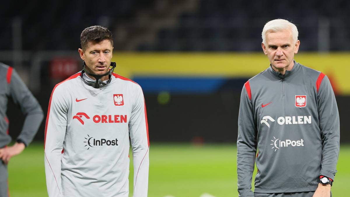Robert Lewandowski i Graham Potter na boisku w strojach reprezentacji Polski.