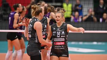 Siatkarki A. Carraro Prosecco Doc Conegliano rozmawiają na boisku podczas meczu Ligi Mistrzyń.