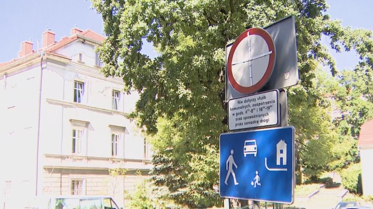 Szczawno-Zdrój. Obrotowe znaki drogowe przy ulicy Narciarskiej. Miasto wyjaśnia