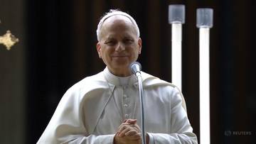 Kardynał Dziwisz z wizytą u papieża. Wręczył mu prezent