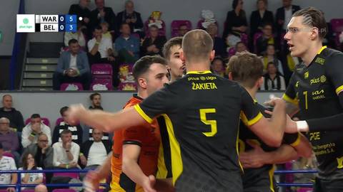 Siatkarze w akcji podczas meczu PGE Projekt Warszawa - PGE GiEK Skra Bełchat&oacute;w. Widoczni zawodnicy obu drużyn w kolorowych strojach sportowych, skupieni na grze.