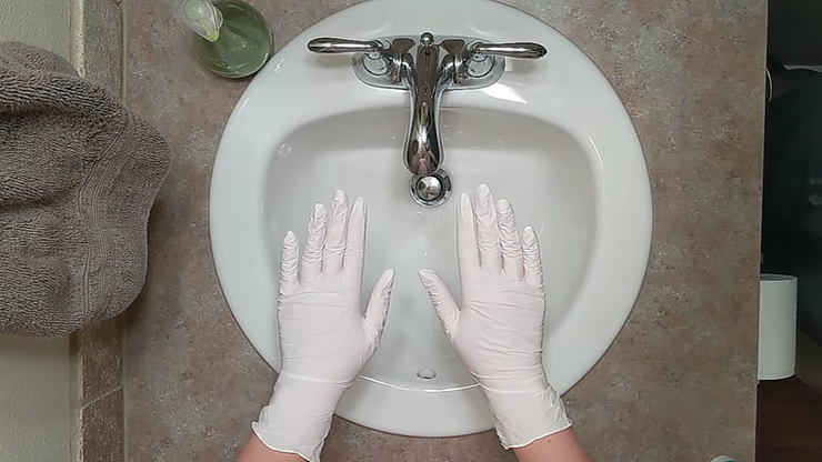 Na tym filmie dokładnie widać, dlaczego instrukcja mycia rąk ma sens