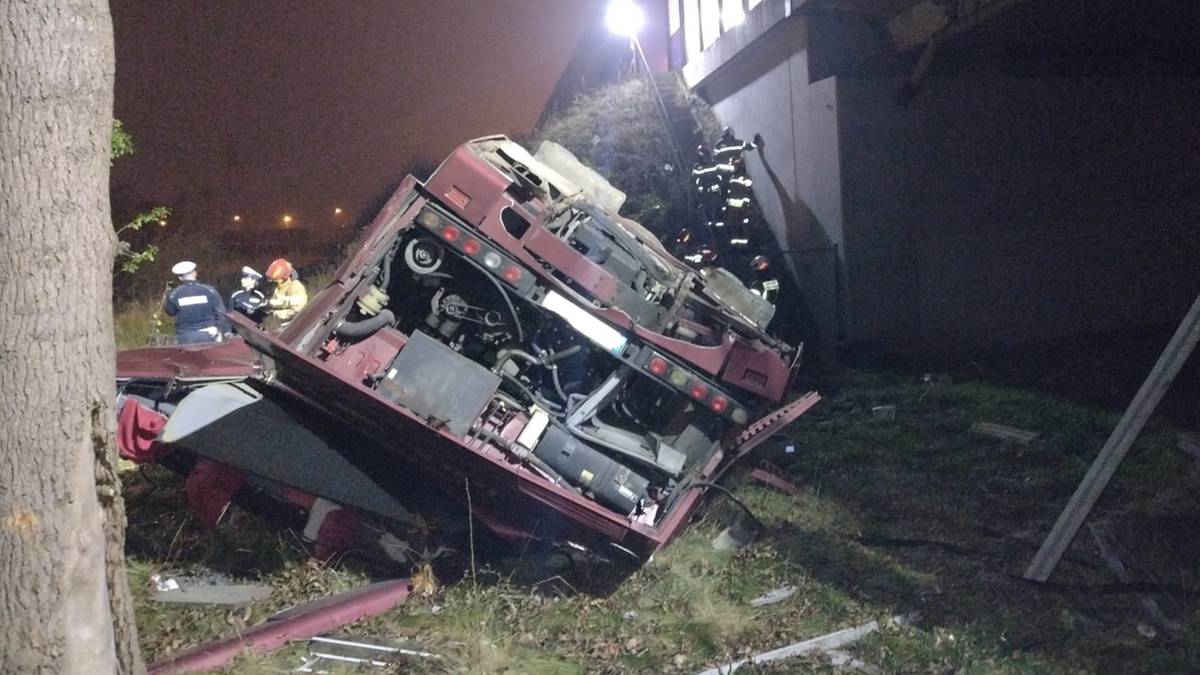 Groźny upadek autobusu. Przebił bariery i spadł z wiaduktu