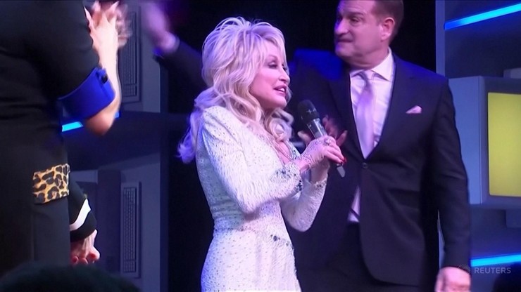 USA. Dolly Parton ze 100 milionami dolarów nagrody od szefa Amazona, Jeffa Bezosa