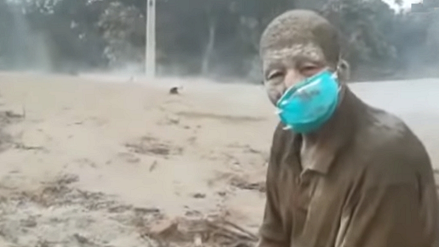 Mężczyzna pokryty popiołem po erupcji wulkanu Fuego. Fot. YouTube / Telediario.
