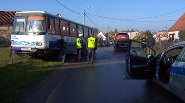 Zderzenie autobusu szkolnego z autem osobowym. Sześcioro dzieci poszkodowanych