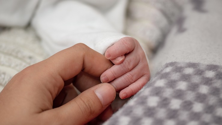 Pacjentka z COVID-19 urodziła dziecko. "Noworodek i mama czują się dobrze"