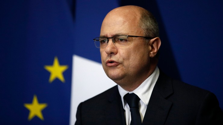 Dymisja szefa francuskiego MSW po ujawnieniu, że zatrudniał córki