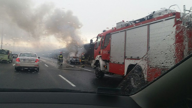 Samochód zapalił się na autostradzie A8 pod Wrocławiem. Interweniowali strażacy