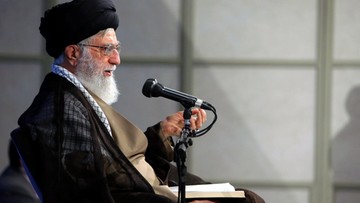 Przywódca Iranu ostrzega USA przed "złym ruchem" ws. umowy atomowej