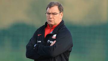 Trener reprezentacji Polski Jan Urban w kurtce z logo PZPN