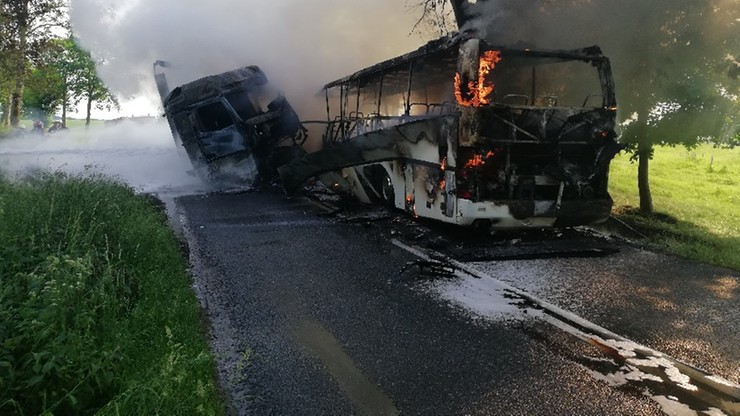 Ciężarówka i autobus spłonęły po zderzeniu. Są ranni