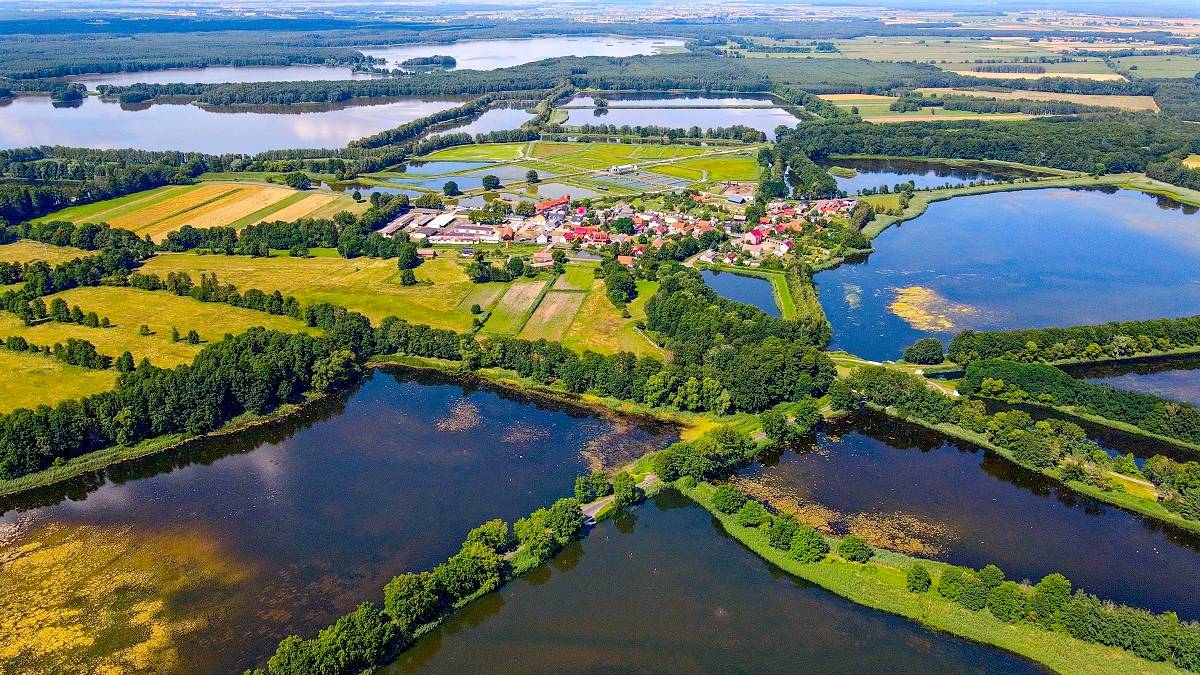 Malownicza wioska położona pośród stawów. To jeden z cudów Polski