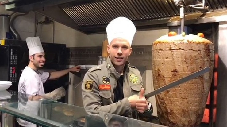 Podolski spełnił swoje marzenie i został... sprzedawcą kebaba