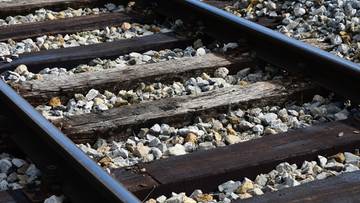 Uszkodzony fragment torów w woj. opolskim. Służby pracują na miejscu, wykonano wstępne oględziny