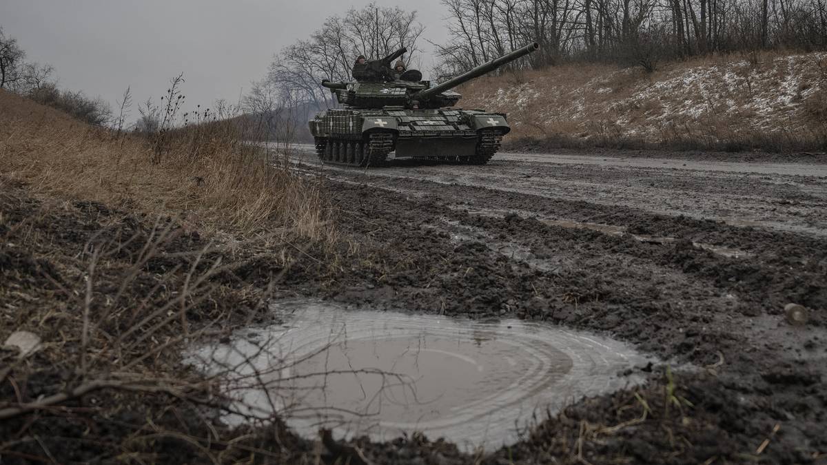 Czarne chmury nad Ukrainą. Analitycy ostrzegają przed "kumulacją" rosyjskiej ofensywy