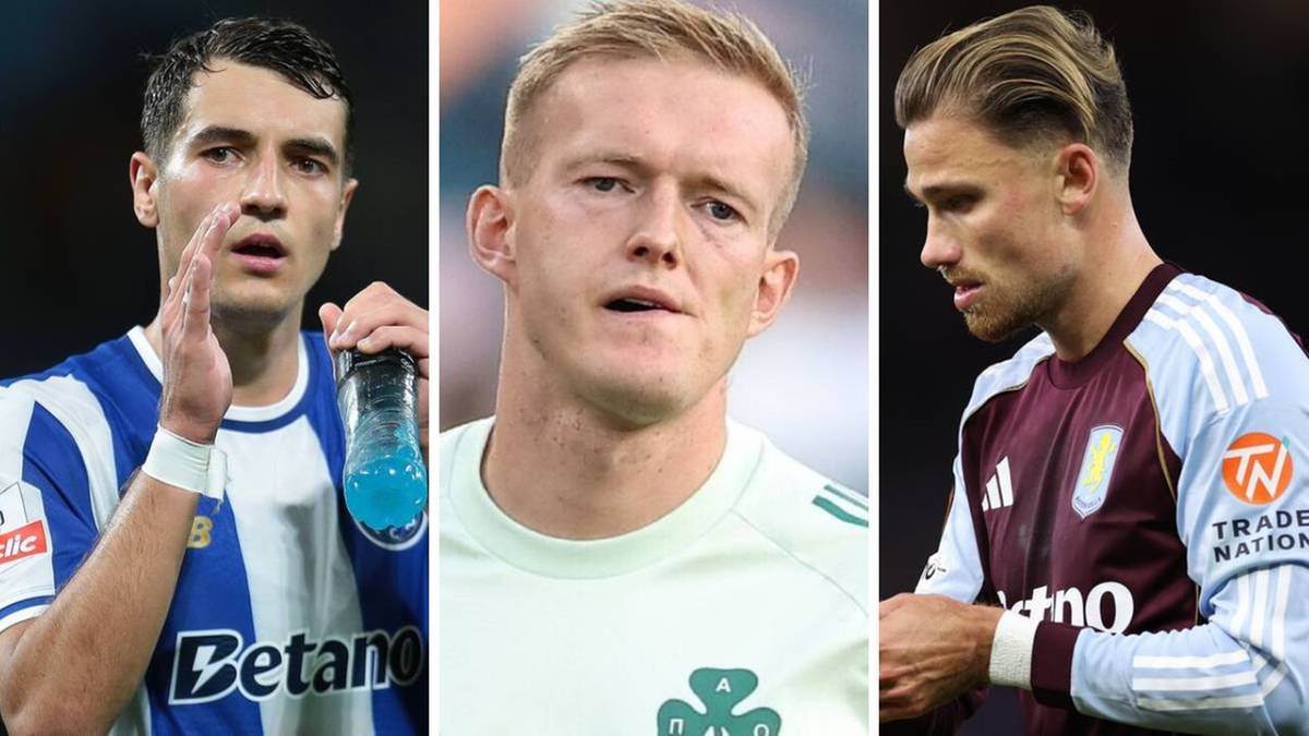 Trzech piłkarzy w zbliżeniu: po lewej zawodnik w niebiesko-białej koszulce z butelką w dłoni, w środku mężczyzna w zielonej koszulce, po prawej gracz w bordowo-białej koszulce.