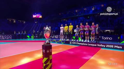 Siatkarze w strojach sportowych stoją na podium, obok nich znajduje się trofeum Ligi Mistrz&oacute;w.