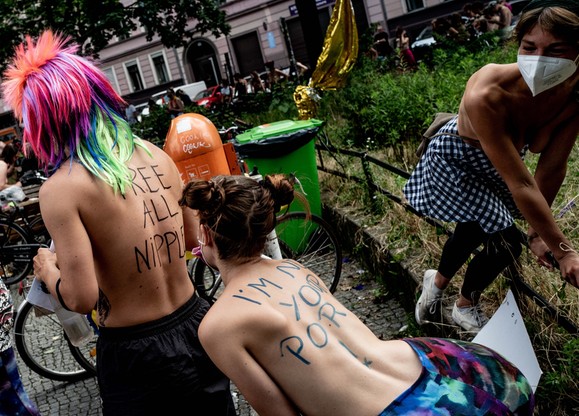 "Uwolnić biust" - demonstracja w Berlinie