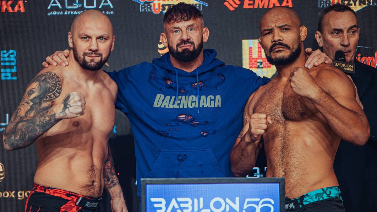 Trzech mężczyzn w strojach sportowych pozuje do zdjęcia przed tablicą z logo Babilon MMA 56.