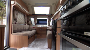 Nowa luksusowa przyczepa pełna wilgoci. Właściciele walczą z serwisem