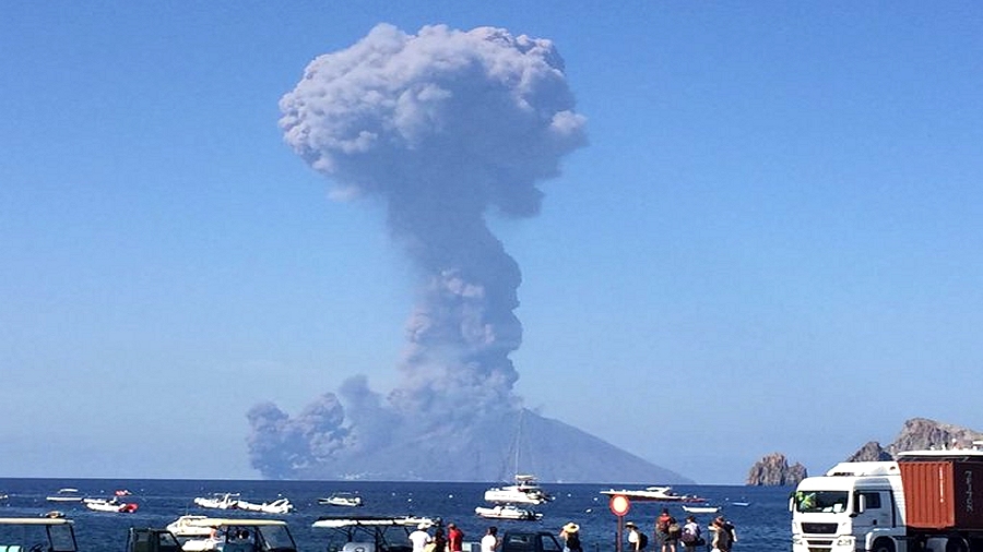 Erupcja wulkanu Stromboli we Włoszech. Fot. Twitter / @mortenzi.
