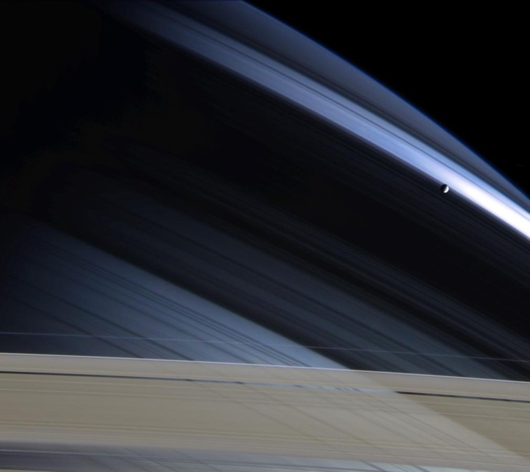 Zdjęcie półkuli planety skrytej w cieniu pierścieni, zrobione przez sondę Cassini 27 października 2004 roku
