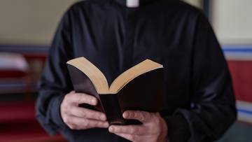 Emerytury duchownych w Polsce to dwa różne światy. Tyle dostają księża