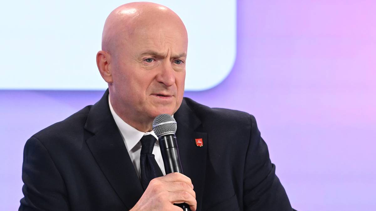 Jarosław Stawiarski, Marszałek Województwa Lubelskiego, przemawia do mikrofonu.