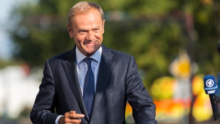 Sondaż: wyborcy KO kochają Tuska bardziej niż wyborcy PiS Kaczyńskiego