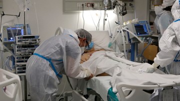 Wzrost zakażeń w Niemczech. Zwłoki zmarłych w kontenerach-chłodniach